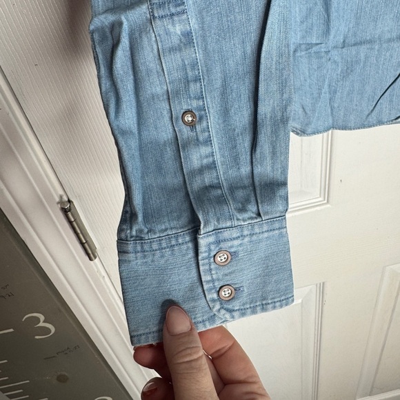 UNTUCKIT NWT Woman’s Alleanza Denim Chambray Button Down Top Pockets Size 2 - Picture 5 of 5